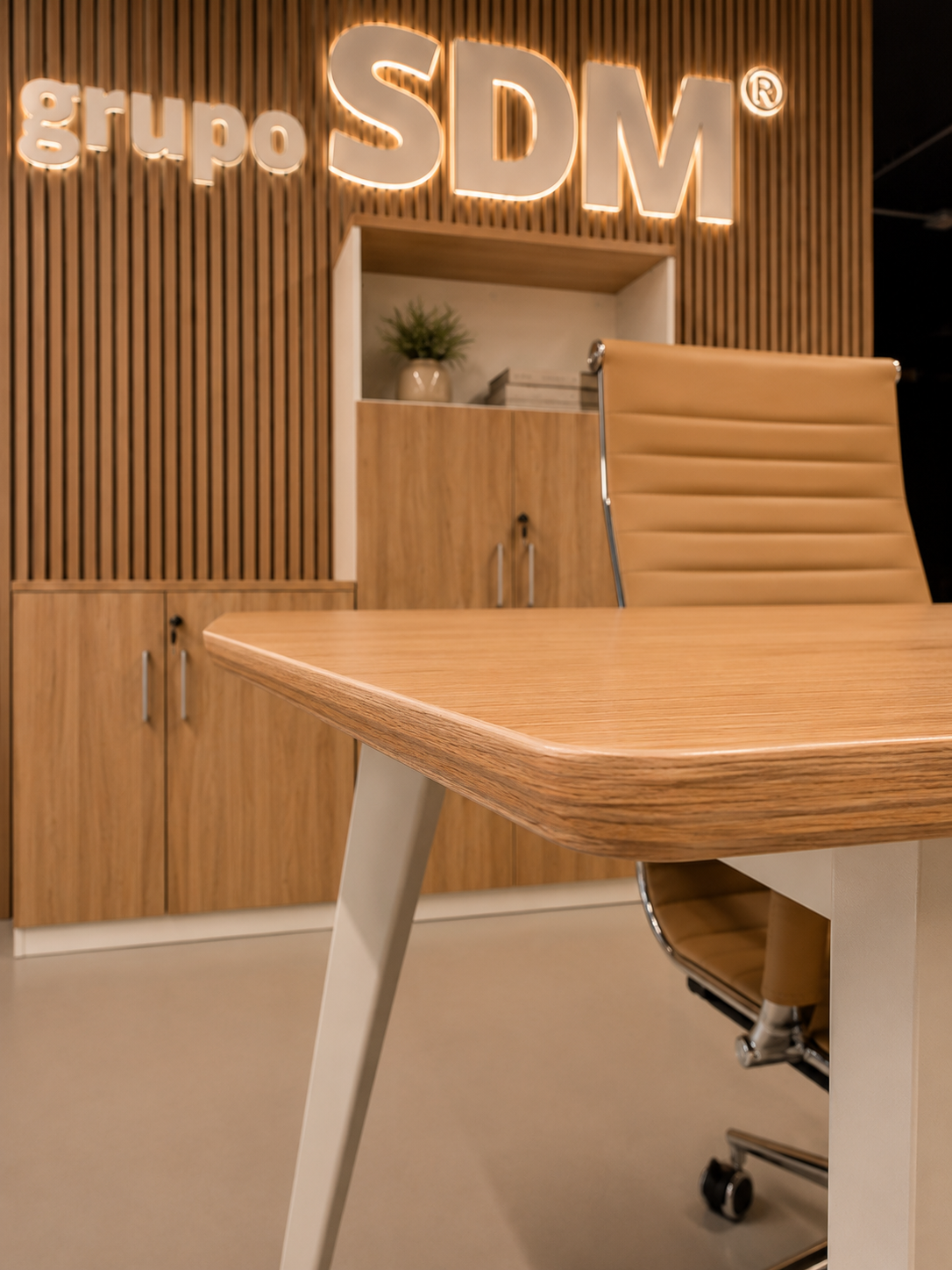 Mesa de oficina AREZZO 160, con mueble auxiliar, blanco y roble, 160 x 174 cms