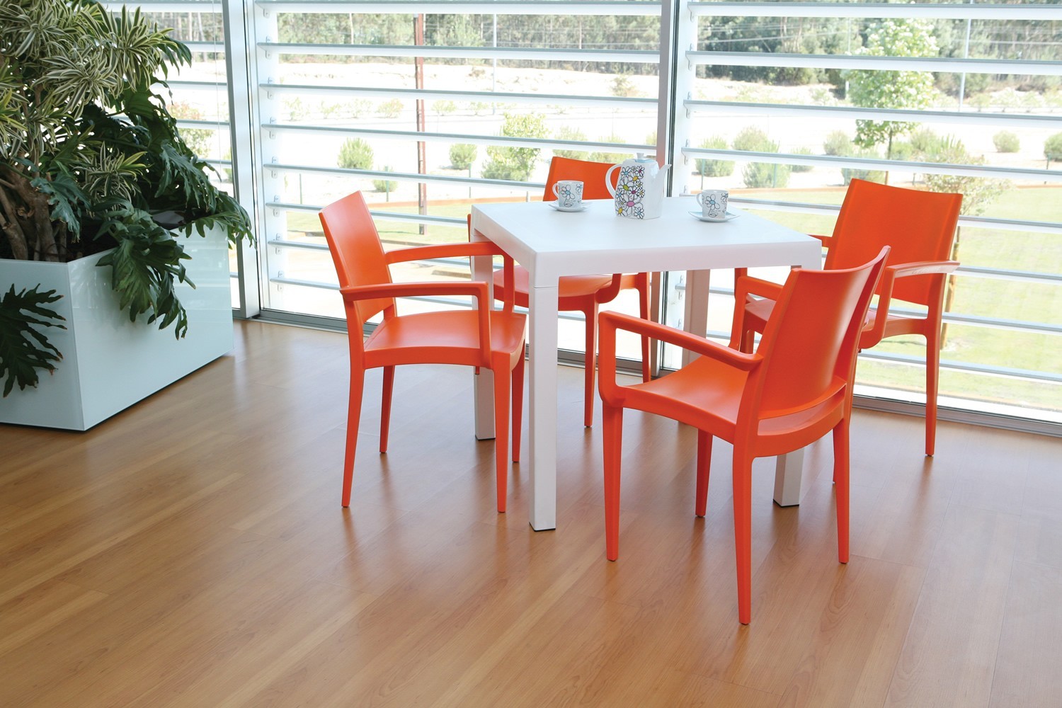 Mesa DITA, polipropileno blanco, 80 x 80 cms