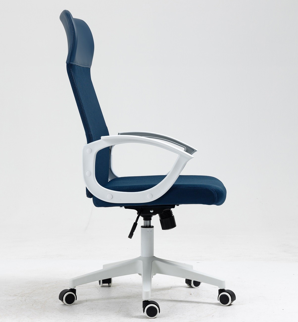 Sillón de oficina VERTON, blanco, malla y asiento azul oscuro